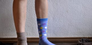Dlaczego noski w okularach robią się zielone?